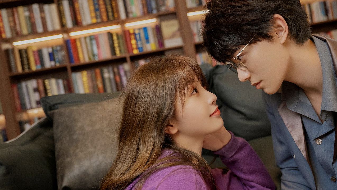 เพลงรักใต้แสงจันทร์ : เมื่อบรรณาธิการสาวหัวใจแกร่ง พิชิตอาชีพและหัวใจนักเขียนจอมอำมหิต